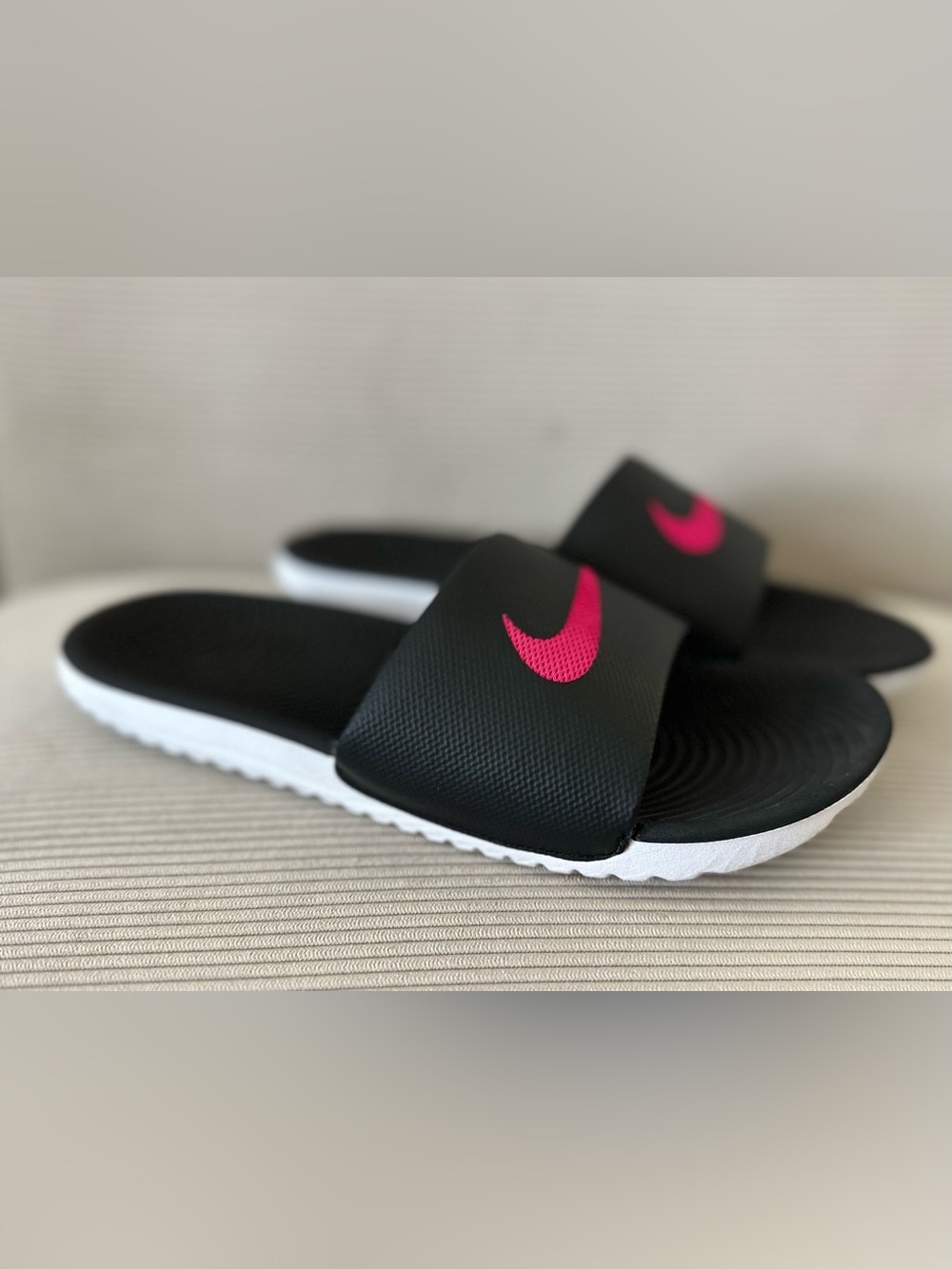 Nike Women’s Kawa Slide in the Black/Vivid Pink size 9 - Picture 2 of 8